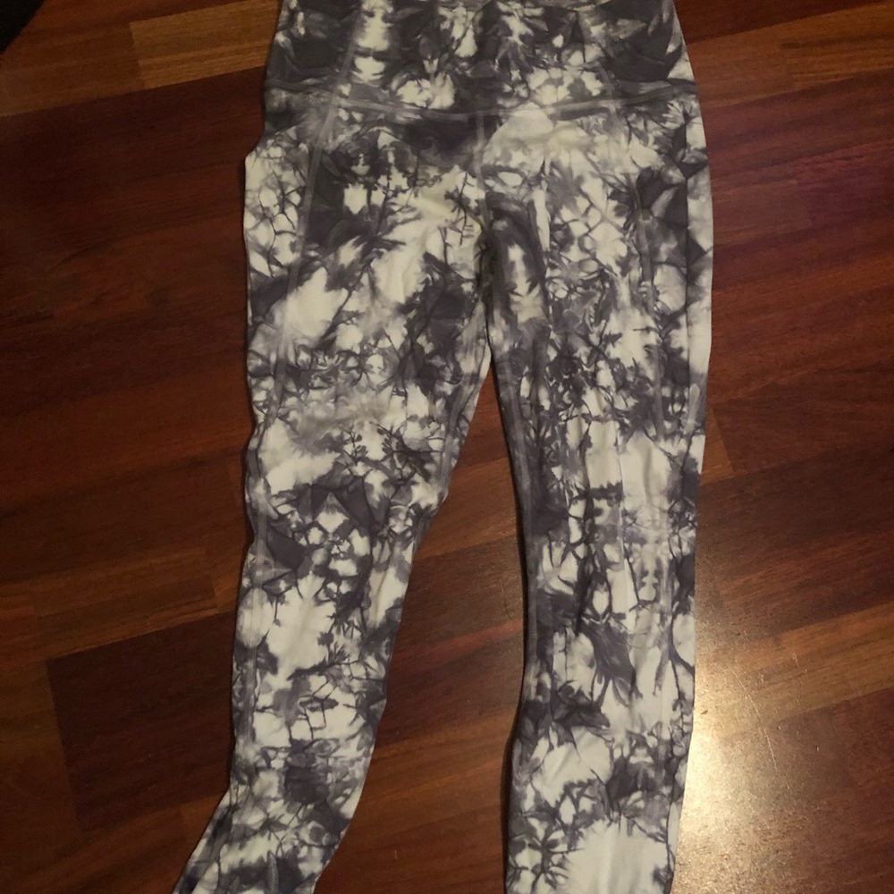 Grey and white Athleta tie dye leggings